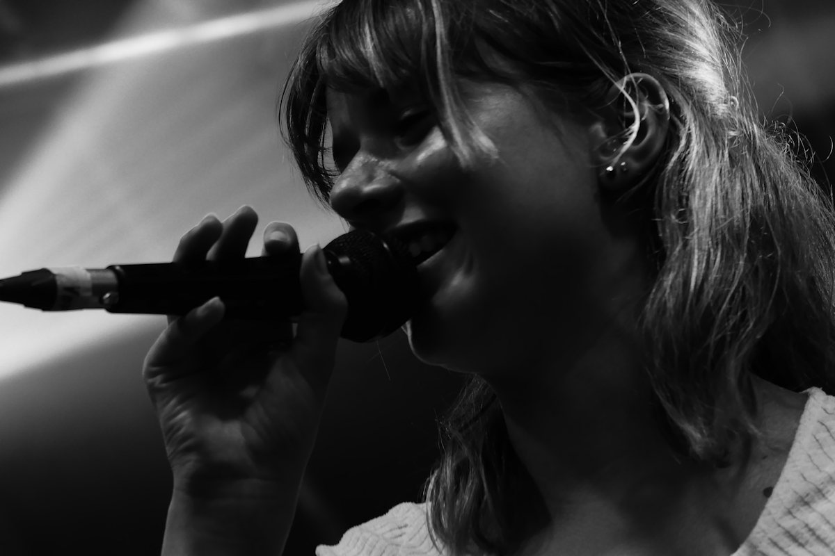 Sängerin Anastasia Lewerth, schwarz-weiß